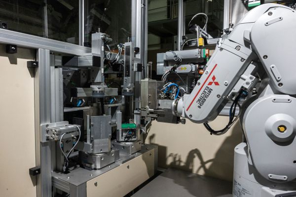 emkon. pharmaceutical packaging with 6 axis articulated robot