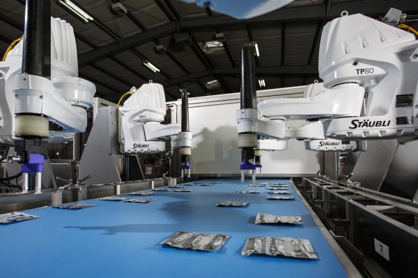 Robotergestützte Sachet Verpackungsmaschine für die Pharma Branche: emkon. FLEXPICK SP